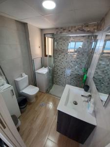 拉曼加戴尔马尔梅纳Apartamento jardin del mar 7.5的一间带水槽、淋浴和卫生间的浴室
