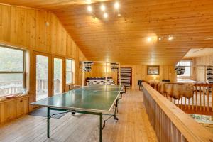 Fort KlamathPet-Friendly House with Deck Near Crater Lake!的木墙客房内的乒乓球桌
