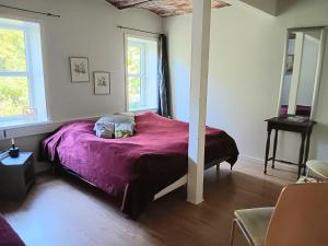 GørdingBøelgaarden的一间卧室配有一张带紫色毯子的床