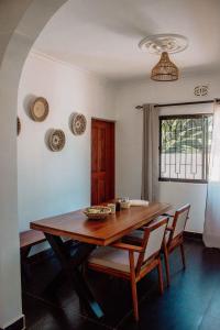 阿鲁沙Tropicana House的一间带木桌和椅子的用餐室