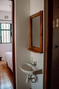 阿鲁沙Tropicana House的浴室设有水槽和墙上的镜子