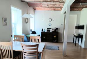 GørdingBøelgaarden的用餐室以及带桌椅的起居室。