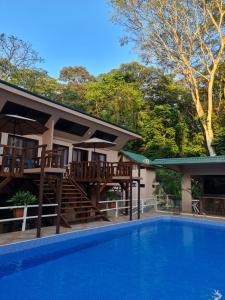 乌维塔Cool Waters Jungle Villas的前面有一个蓝色游泳池的房子