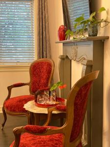 多伦多市中心维多利亚式豪华疗养旅馆的一间房间,配有两把椅子和一张桌子及眼镜