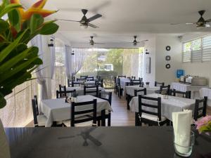 喀巴里特Diamond Hotel Cabarete的一间设有白色桌椅的用餐室