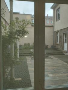 曼海姆Stadthaus Room 2 mit Hochbett for 3 Persons or Eltern mit 2 Kindern的窗户享有庭院的景致。