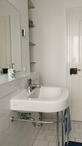 曼海姆Stadthaus Room 2 mit Hochbett for 3 Persons or Eltern mit 2 Kindern的白色的浴室设有水槽和镜子
