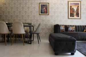 拉合尔Vacation Villa的客厅配有沙发和桌椅