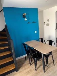 波尔尼克Côté Source的蓝色墙壁的房间里一张桌子和椅子