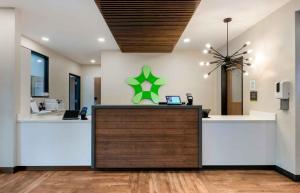 斯帕克斯Extended Stay America Premier Suites - Reno - Sparks的大堂设有前台,墙上挂着一颗绿色星