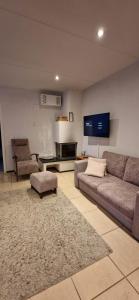 基蒂莱Levin Kolmio C4的带沙发和平面电视的客厅
