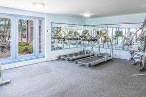 棕榈滩加勒比棕榈度假酒店的一间健身房,里面设有数个跑步机和椭圆机