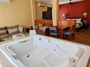 拉巴斯Seven Crown La Paz Centro Historico的客厅设有大浴缸