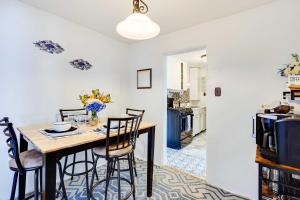 克雷格Private Deck and Yard Pet-Friendly Craig Townhome!的厨房以及带桌椅的用餐室。