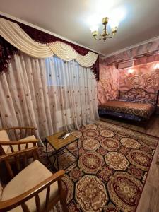 基希讷乌Комната Gold Rose的卧室配有一张床和一张桌子及椅子
