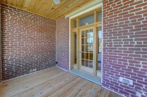 维克斯堡Vacation Rental Home in Downtown Vicksburg!的一个空房间,有砖墙和门
