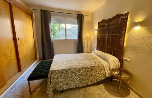阿尔姆尼卡CHINASOL Low Cost的一间卧室设有一张床和一个窗口