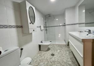 阿尔姆尼卡CHINASOL Low Cost的白色的浴室设有水槽和卫生间。