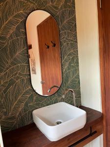 Dorp Sint MichielTropical Cabins Curaçao的一间带水槽和镜子的浴室
