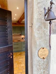 拉旺泽诺Le Gîte de la Grange的通往厨房的门,墙上挂着门铃