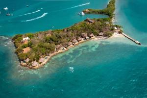 巴尔Hotel Las Islas的水中拥有度假胜地的岛屿