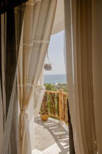 特隆戈内斯Casa Jasmin Bed & Breakfast的阳台享有海景。