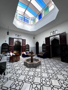 拉巴特Traditional Riad in Rabat的一间大房间,中间有一个喷泉