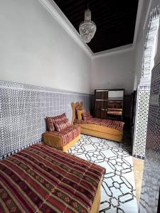 拉巴特Traditional Riad in Rabat的客厅配有两张沙发和地毯。
