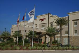 橙县奥兰治希尔顿恒庭酒店的前面有三面旗帜的酒店