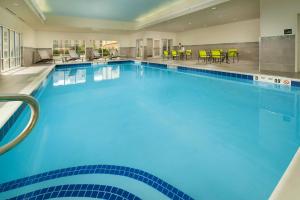 奇克托瓦加布法罗机场汉普顿套房酒店的蓝色的大游泳池,位于酒店客房内