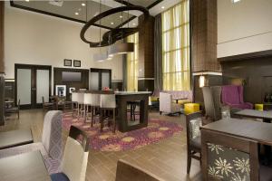 奇克托瓦加布法罗机场汉普顿套房酒店的酒店大堂设有带桌椅的用餐区。