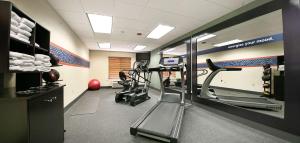 布伦特伍德Hampton by Hilton的一座空的健身房,里面装有跑步机和跑步机