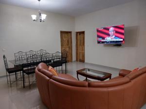 索蒙Villa Somone 4 chambres avec Piscine的带沙发的客厅和用餐室
