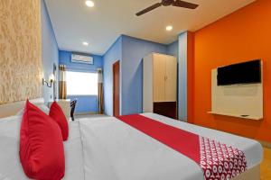 KāhārpāraOYO Flagship 81041 New Jebiis Inn的一间卧室设有一张红色和蓝色的墙壁床。