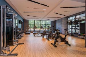 坎顿Hilton Garden Inn Boston Canton, Ma的一间健身房,里面配有跑步机和有氧运动器材