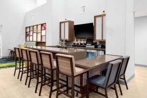 斯德伯克Hampton Inn & Suites Cedar Park North Austin, Tx的厨房配有长桌和椅子