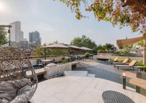 墨西哥城Lamartine 619 Residencial的一个带桌椅和遮阳伞的庭院