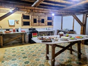 PácoraLA MARQUESA PACORA的厨房配有餐桌和食物