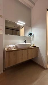 曼托瓦SAN LORENZO Luxury Boutique的浴室设有白色水槽和镜子