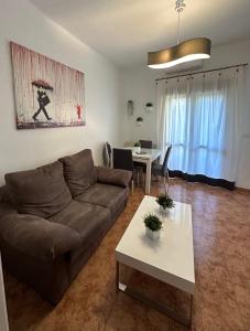 科尔多瓦COSTASOL CORDOBA - Apartamento moderno - céntrico的客厅配有沙发和桌子