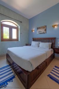 赫尔格达El Gouna Rihana House sea view的卧室内的一张大床,设有窗户