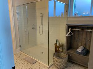 维多利亚Ocean Front Private Suite的浴室里设有玻璃门淋浴