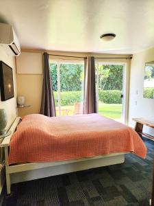 希洛阿诺特远足探险旅舍的一间卧室设有一张床和一个大窗户