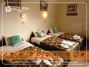 卡哈马卡Hostal Turismo Cruz de Piedra EIRL-Cajamarca的一间客房内配有两张床的房间