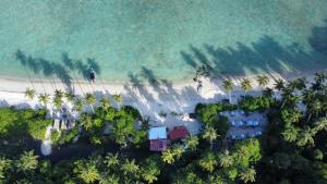 热浪岛Redang Campstay的海滩上的度假村的空中景致