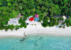 热浪岛Redang Campstay的海滩上的度假村的空中景观