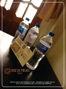 卡哈马卡Hostal Turismo Cruz de Piedra EIRL-Cajamarca的桌子上放着两瓶水