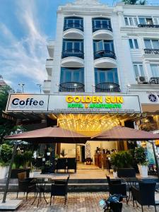 胡志明市Golden Sun Hotel Apartments的大楼前设有桌椅的酒店