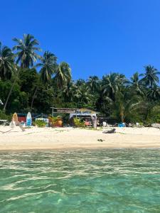 热浪岛Redang Campstay的棕榈树和水的海滩