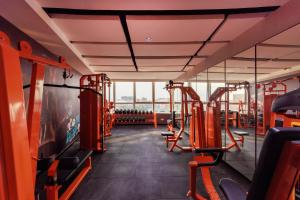 广州翡丽国际酒店的健身房,配有各种跑步机和机器